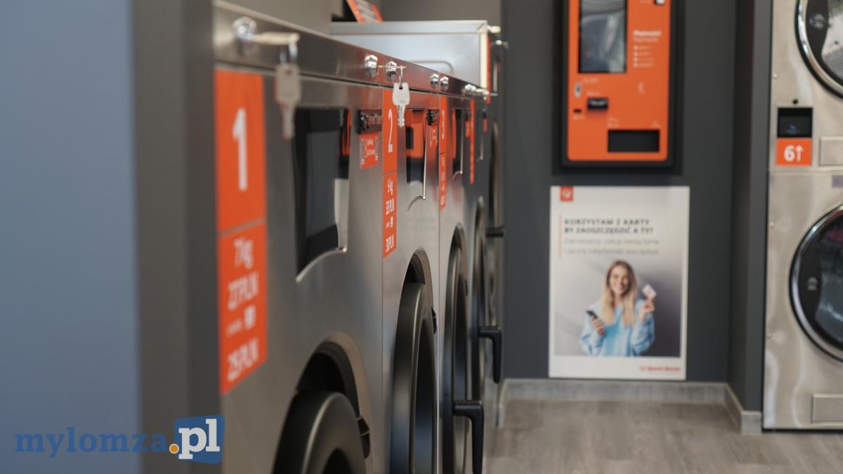 Entrance and circulation zone inside the self-service laundry.